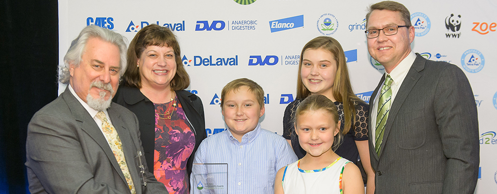Phil Lempert at the 2015 U.S. Dairy Sustainability Awards with the Vold family